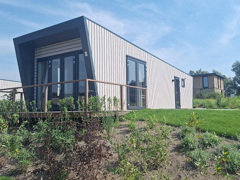 Luxuriöses Freizeit-Chalet an der IJssel mit einzigartigem eigenem Wohnmobilstellplatz