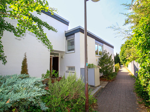 Wohnen mit Niveau-attraktiver Split-Level Bungalow in besonderer Architektur