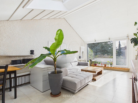In Kürze frei - jetzt ist der Moment!Großraumwunder! 4,5 Zimmer-DG-Wohnung mit Garage.