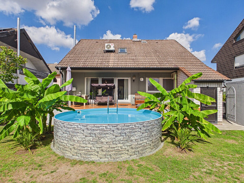 Modernisiertes Refugium in Sackgassenlage: Freistehend mit Süd-Garten, Pool & 248 m² Nutzfläche