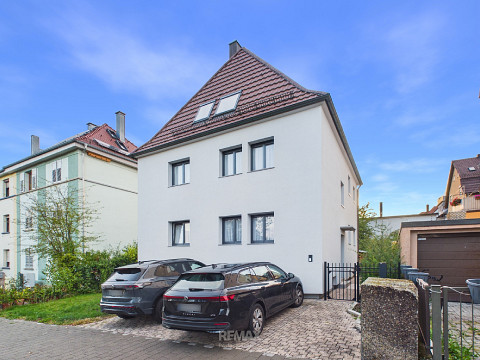 Freistehendes Zweifamilienhaus – kernsaniert & bezugsfertig, mit 192 m² Wohnfläche, großem Garten und Kamin